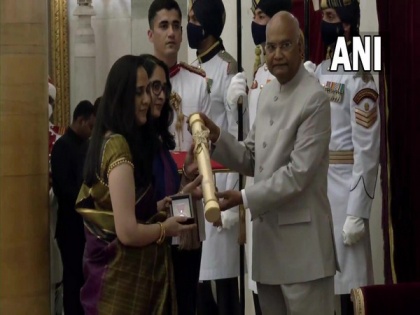 Daughters of CDS General Bipin Rawat receive his Padma Vibhushan award | Daughters of CDS General Bipin Rawat receive his Padma Vibhushan award