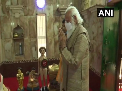 PM Modi offers prayers at Orakandi Temple in Bangladesh's Gopalganj | PM Modi offers prayers at Orakandi Temple in Bangladesh's Gopalganj