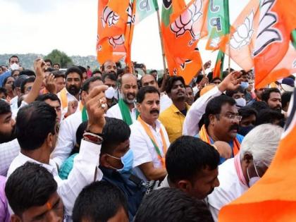 Telangana: BJP, TRS workers clash after Bandi Sanjay's visit at paddy procurement centre in Nalgonda | Telangana: BJP, TRS workers clash after Bandi Sanjay's visit at paddy procurement centre in Nalgonda