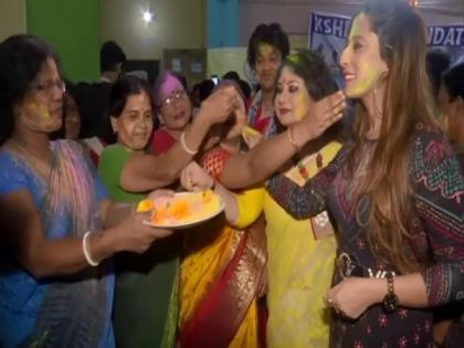 Sex workers in Kolkata's Sonagachi celebrate Holi after two years | Sex workers in Kolkata's Sonagachi celebrate Holi after two years