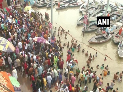 Devotees throng ghats near Kashi Vishwanath Temple despite COVID restrictions | Devotees throng ghats near Kashi Vishwanath Temple despite COVID restrictions