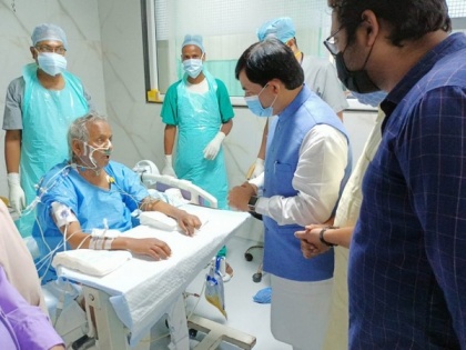 Shahnawaz Hussain meets ailing former UP CM Kalyan Singh | Shahnawaz Hussain meets ailing former UP CM Kalyan Singh