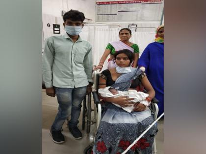 Woman gives birth to baby after deboarding Shramik train in Jhansi | Woman gives birth to baby after deboarding Shramik train in Jhansi