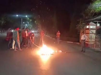 BHU students protest against VC's Iftar party, burn his effigy | BHU students protest against VC's Iftar party, burn his effigy