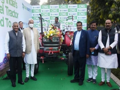 Gadkari launches India's first CNG tractor to reduce fuel costs | Gadkari launches India's first CNG tractor to reduce fuel costs