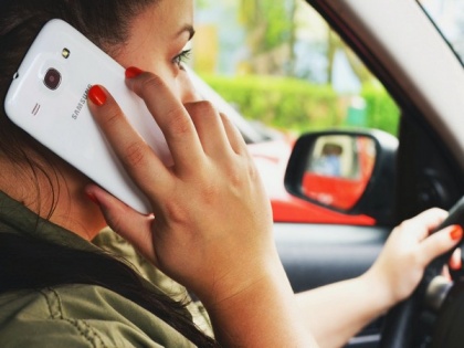 Novice drivers talking on hand-held smartphones more likely to run red-lights: Study | Novice drivers talking on hand-held smartphones more likely to run red-lights: Study