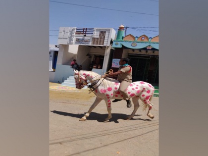 This cop uses his horse to spread awareness about COVID-19 in Kurnool | This cop uses his horse to spread awareness about COVID-19 in Kurnool