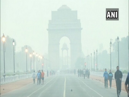 Delhi gets slight relief from choking as air quality improved to 'poor' | Delhi gets slight relief from choking as air quality improved to 'poor'