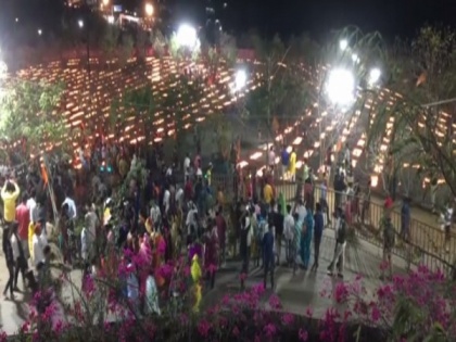 16 lakh earthen lamps lit in Indore; Kailash Vijayvargiya, others participate | 16 lakh earthen lamps lit in Indore; Kailash Vijayvargiya, others participate