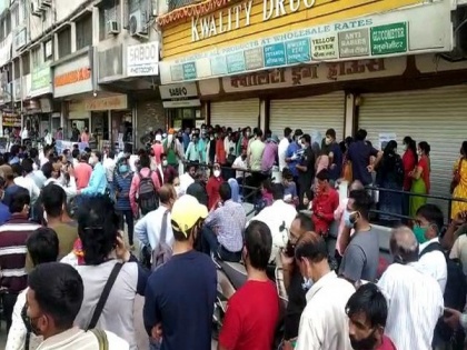 People gather in front of medical store in Indore due to shortage of Remdesivir injections | People gather in front of medical store in Indore due to shortage of Remdesivir injections