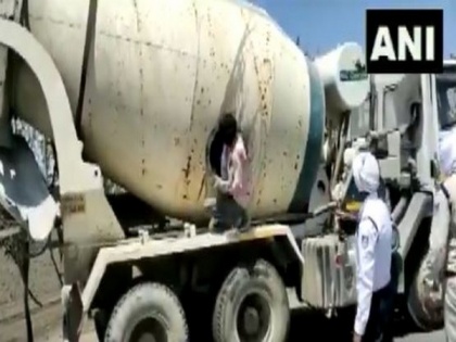 Indore Police catch 18 migrants travelling from Maharashtra to Lucknow inside cement mixing truck | Indore Police catch 18 migrants travelling from Maharashtra to Lucknow inside cement mixing truck
