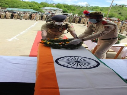 J-K Police pay tribute to security personnel killed in Handwara encounter | J-K Police pay tribute to security personnel killed in Handwara encounter