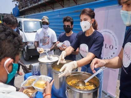 Jacqueline Fernandez distributes meals in Mumbai amid Covid crisis | Jacqueline Fernandez distributes meals in Mumbai amid Covid crisis