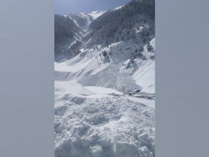 Snow avalanche occurs in J-K's Sonamarg near Army convoy ground | Snow avalanche occurs in J-K's Sonamarg near Army convoy ground