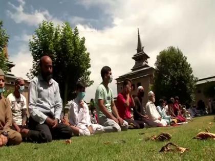 Friday prayers offered at Masjid in Srinagar after 5 months amid COVID-19 | Friday prayers offered at Masjid in Srinagar after 5 months amid COVID-19