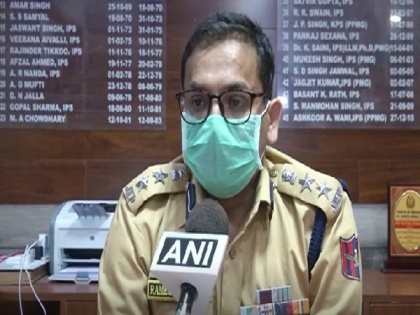 Police makes, distributes masks to personnel on duty in J-K's Poonch | Police makes, distributes masks to personnel on duty in J-K's Poonch