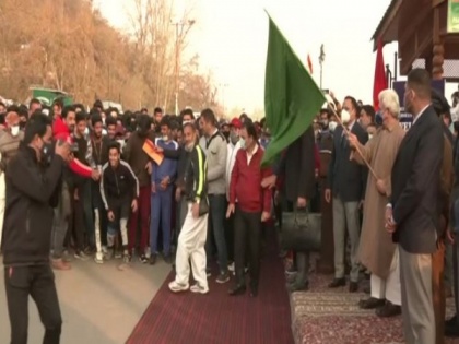 J-K Lieutenant Governor flags off 'Spring Run for Drug-Free Srinagar' | J-K Lieutenant Governor flags off 'Spring Run for Drug-Free Srinagar'