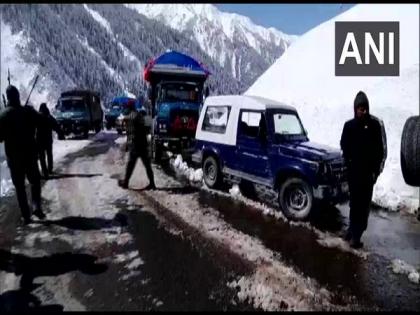 Srinagar-Leh highway closed for vehicular movement till further orders due to snowfall, extreme weather | Srinagar-Leh highway closed for vehicular movement till further orders due to snowfall, extreme weather