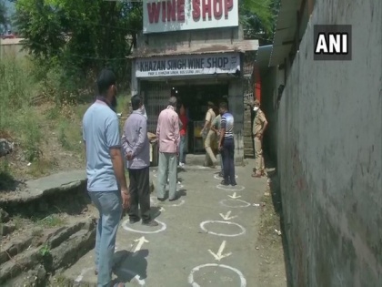People queue outside liquor shop in Jammu, adhere to social distancing norms | People queue outside liquor shop in Jammu, adhere to social distancing norms