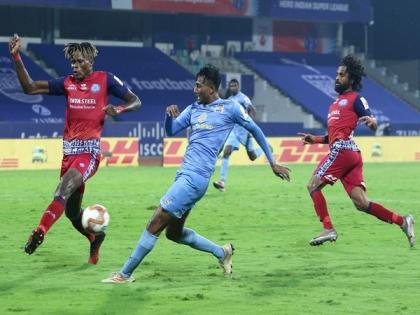 ISL 7: Ten-man Jamshedpur FC hold Mumbai City FC at 1-1 | ISL 7: Ten-man Jamshedpur FC hold Mumbai City FC at 1-1 ISL 7: Ten-man Jamshedpur FC hold Mumbai City FC at 1-1 | ISL 7: Ten-man Jamshedpur FC hold Mumbai City FC at 1-1