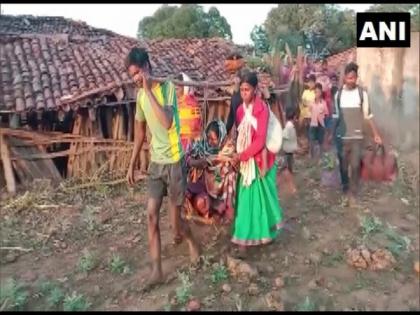 Lack of road makes pregnant woman go from Jharkhand to Chhattisgarh for treatment | Lack of road makes pregnant woman go from Jharkhand to Chhattisgarh for treatment Lack of road makes pregnant woman go from Jharkhand to Chhattisgarh for treatment | Lack of road makes pregnant woman go from Jharkhand to Chhattisgarh for treatment