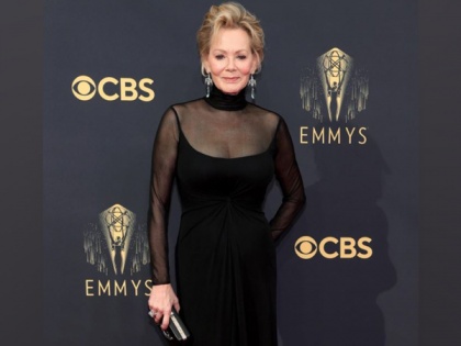 Jean Smart wins Emmy for 'Outstanding Lead Actress in Comedy Series' | Jean Smart wins Emmy for 'Outstanding Lead Actress in Comedy Series'