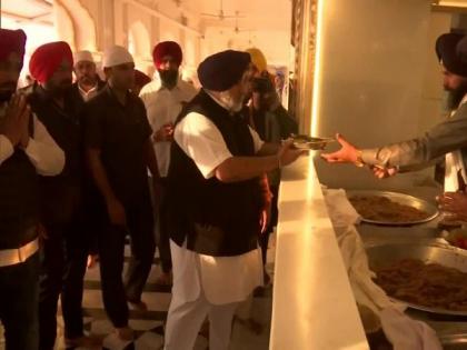 Sukhbir, Harsimrat visit Golden temple ahead of Punjab verdict | Sukhbir, Harsimrat visit Golden temple ahead of Punjab verdict