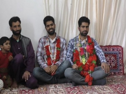 Twin sons of Kashmiri shopkeeper shine in NEET 2020 | Twin sons of Kashmiri shopkeeper shine in NEET 2020