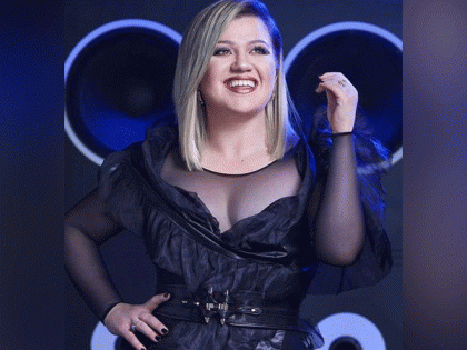 Kelly Clarkson asks judge to legally restore her last name amid divorce | Kelly Clarkson asks judge to legally restore her last name amid divorce