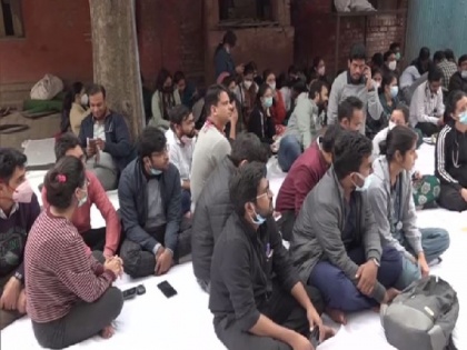 Junior doctors boycott work in Medical college in Agra demanding expedite NEET counselling | Junior doctors boycott work in Medical college in Agra demanding expedite NEET counselling