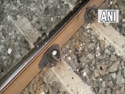 Gujarat: Case registered after cement pilar found on railway track | Gujarat: Case registered after cement pilar found on railway track