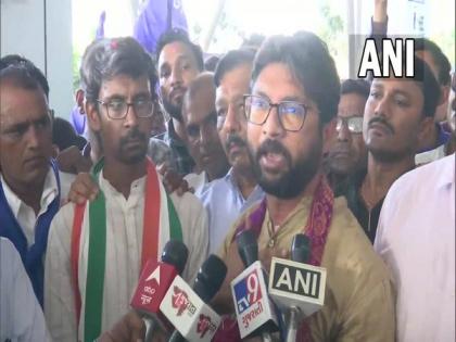 My arrest was at behest of Assam Govt's 'political bosses in Delhi', says Jignesh Mevani on arrival at Ahmedabad | My arrest was at behest of Assam Govt's 'political bosses in Delhi', says Jignesh Mevani on arrival at Ahmedabad My arrest was at behest of Assam Govt's 'political bosses in Delhi', says Jignesh Mevani on arrival at Ahmedabad | My arrest was at behest of Assam Govt's 'political bosses in Delhi', says Jignesh Mevani on arrival at Ahmedabad