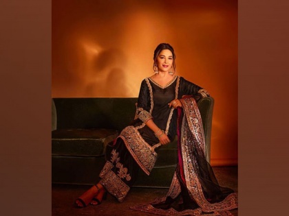 Madhuri Dixit exudes elegance in 'shades of black' | Madhuri Dixit exudes elegance in 'shades of black'