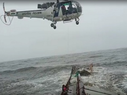 Cargo vessel runs aground off Maharashtra coast, ICG rescues all 16 crew | Cargo vessel runs aground off Maharashtra coast, ICG rescues all 16 crew