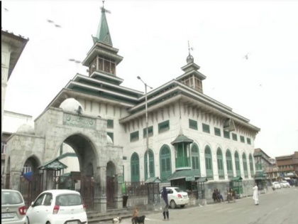 People in Srinagar offer Eid al-Adha namaz at homes following Covid-19 guidelines | People in Srinagar offer Eid al-Adha namaz at homes following Covid-19 guidelines