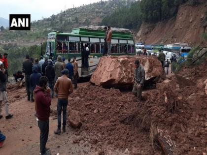 Landslide cripples traffic on Jammu-Srinagar highway | Landslide cripples traffic on Jammu-Srinagar highway Landslide cripples traffic on Jammu-Srinagar highway | Landslide cripples traffic on Jammu-Srinagar highway