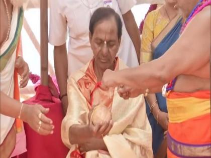 Telangana: KCR performs pooja at Yadadri Temple | Telangana: KCR performs pooja at Yadadri Temple