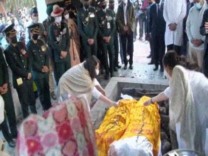 CDS Bipin Rawat, wife Madhulika Rawat cremated side by side on same pyre, daughters perform last rites | CDS Bipin Rawat, wife Madhulika Rawat cremated side by side on same pyre, daughters perform last rites