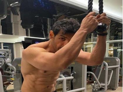 John Abraham flaunts flashboard abs in temperature soaring photograph | John Abraham flaunts flashboard abs in temperature soaring photograph John Abraham flaunts flashboard abs in temperature soaring photograph | John Abraham flaunts flashboard abs in temperature soaring photograph