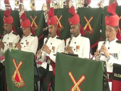 Indian Army band performs at Srinagar's Dal Lake ahead of Independence Day | Indian Army band performs at Srinagar's Dal Lake ahead of Independence Day