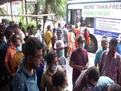 'Vaccination on wheels' to vaccinate 'super spreaders' in Kolkata market area | 'Vaccination on wheels' to vaccinate 'super spreaders' in Kolkata market area 'Vaccination on wheels' to vaccinate 'super spreaders' in Kolkata market area | 'Vaccination on wheels' to vaccinate 'super spreaders' in Kolkata market area
