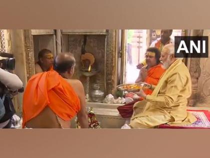 Varanasi: PM Modi offers prayers at Kashi Vishwanath Temple, performs 'abhishek' of Lord Shiva | Varanasi: PM Modi offers prayers at Kashi Vishwanath Temple, performs 'abhishek' of Lord Shiva