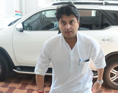 Ex-DGP's grand-daughter shot dead in Gwalior: Scindia visits bereaved family | Ex-DGP's grand-daughter shot dead in Gwalior: Scindia visits bereaved family