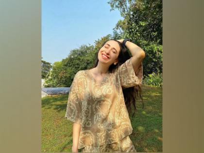 Karisma Kapoor soaks up in sun on last day of the year | Karisma Kapoor soaks up in sun on last day of the year Karisma Kapoor soaks up in sun on last day of the year | Karisma Kapoor soaks up in sun on last day of the year