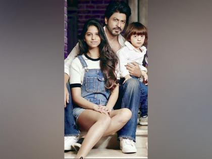 Shah Rukh Khan sports a big smile as he takes Suhana, AbRam out for a car ride | Shah Rukh Khan sports a big smile as he takes Suhana, AbRam out for a car ride Shah Rukh Khan sports a big smile as he takes Suhana, AbRam out for a car ride | Shah Rukh Khan sports a big smile as he takes Suhana, AbRam out for a car ride