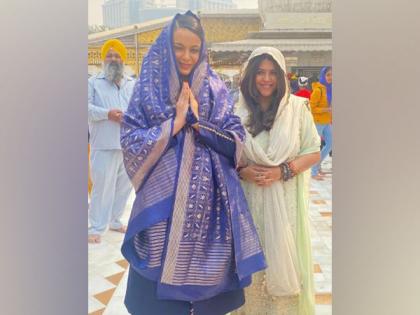 Kangana Ranaut, Ekta Kapoor visit Gurudwara Bangla Sahib for blessings | Kangana Ranaut, Ekta Kapoor visit Gurudwara Bangla Sahib for blessings