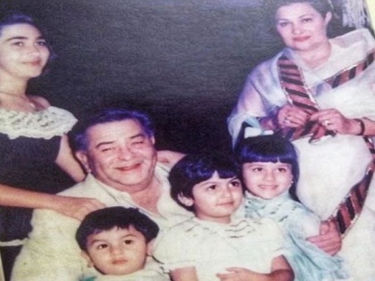 Kapoor sisters share childhood family picture with grandfather Raj Kapoor | Kapoor sisters share childhood family picture with grandfather Raj Kapoor