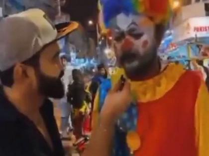 Man dressed as a clown in Karachi impresses netizens with his singing skills, watch video | Man dressed as a clown in Karachi impresses netizens with his singing skills, watch video