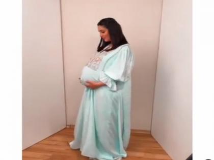 9 months and going strong: Kareena Kapoor flaunts her baby bump | 9 months and going strong: Kareena Kapoor flaunts her baby bump