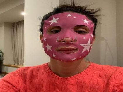 Kareena Kapoor gives herself post-Holi pampering session | Kareena Kapoor gives herself post-Holi pampering session Kareena Kapoor gives herself post-Holi pampering session | Kareena Kapoor gives herself post-Holi pampering session
